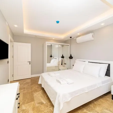 Fully Furnished Flat With Sea View In Antalya Apartmán